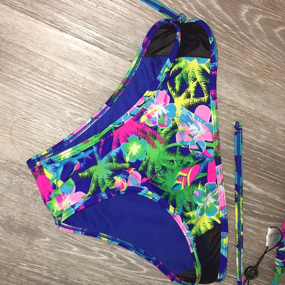 Small 🌴 bikini 👙 - Picture 2 of 4